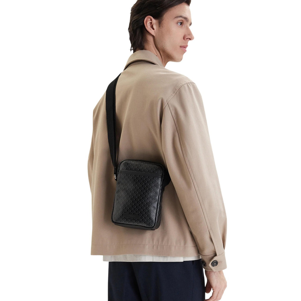 Calvin Klein — Sac reporter Emblem AOP noir homme — vue 5