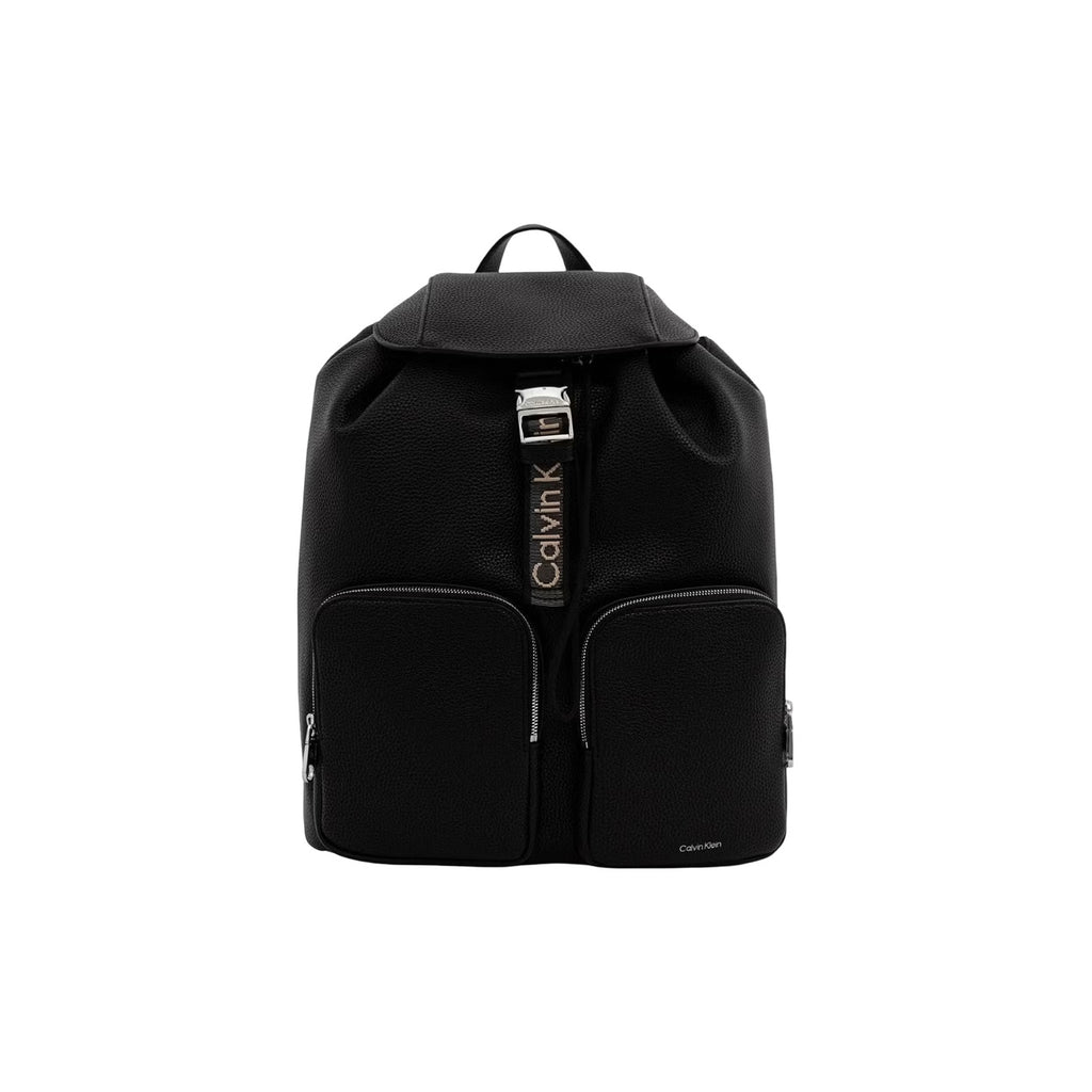 Calvin Klein — Sac noir réf. WEBBING STRAP FLAP B?ACKPACK femme