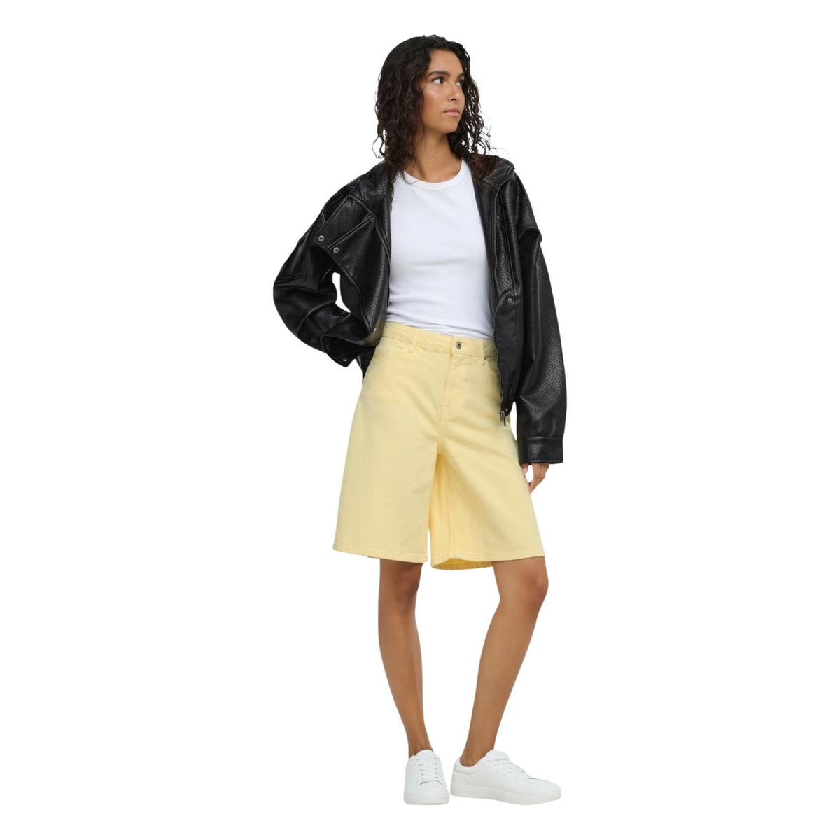 Jacqueline de Yong — Damen-Bomberjacke Raye in schwarzer Lederoptik — Ansicht 4