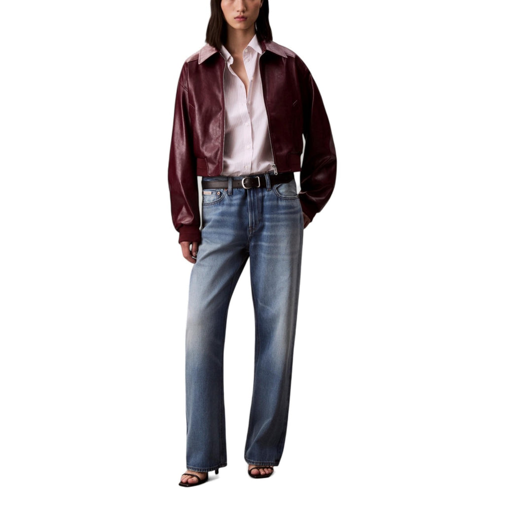 Calvin Klein Jeans – Kurze Bomberjacke in Lederoptik für Damen, Bordeaux — Ansicht 3