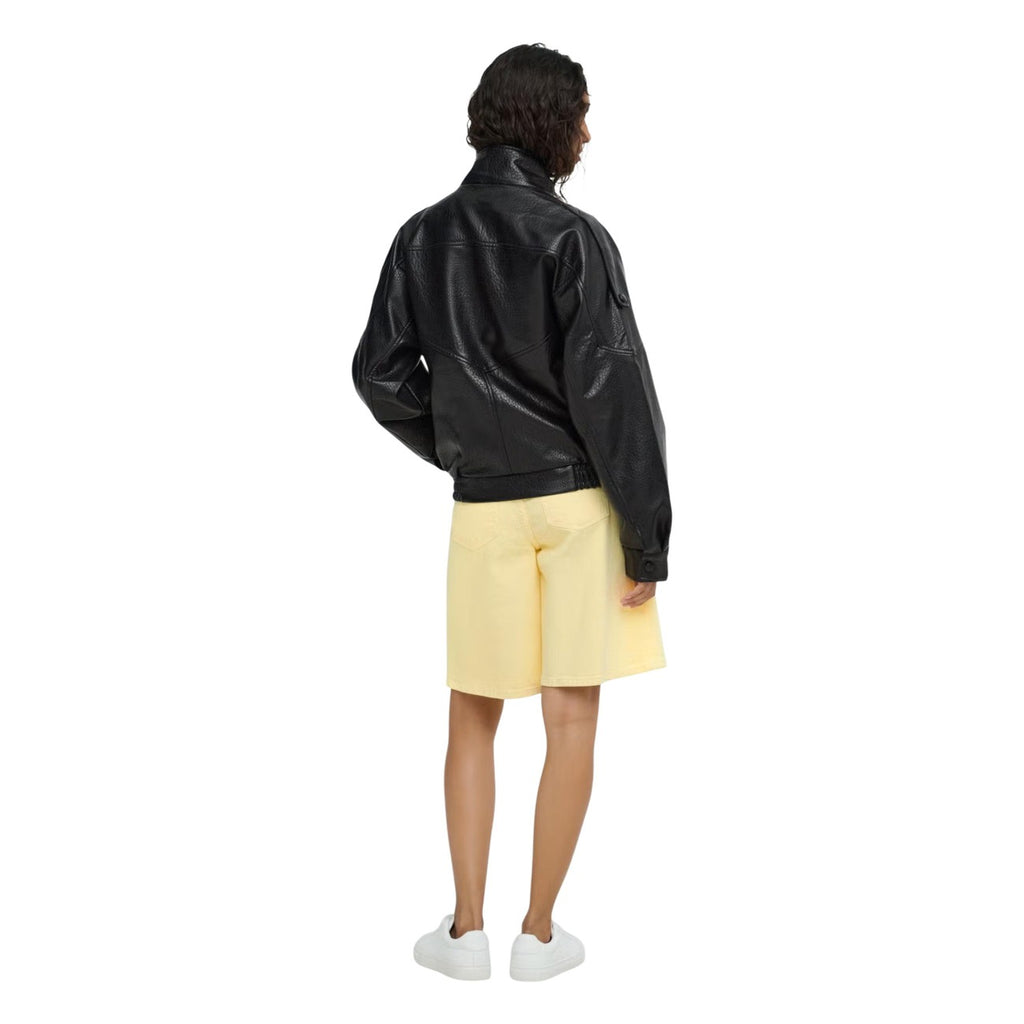 Jacqueline de Yong — Damen-Bomberjacke Raye in schwarzer Lederoptik — Ansicht 5