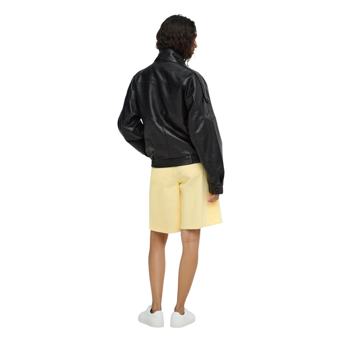 Jacqueline de Yong — Damen-Bomberjacke Raye in schwarzer Lederoptik — Ansicht 5