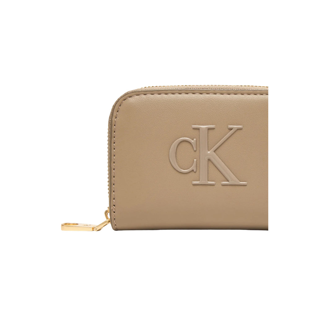 Calvin Klein — Portefeuille beige réf. BOLD CK MEDIUM ZIP AROUND femme — vue 4
