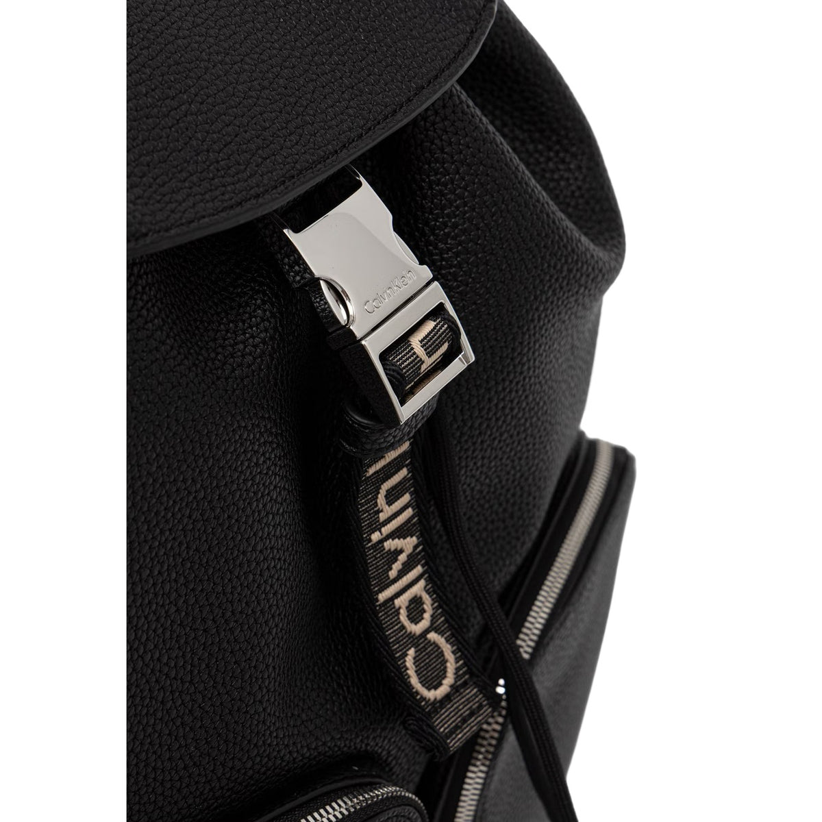 Calvin Klein — Sac noir réf. WEBBING STRAP FLAP B?ACKPACK femme — vue 4