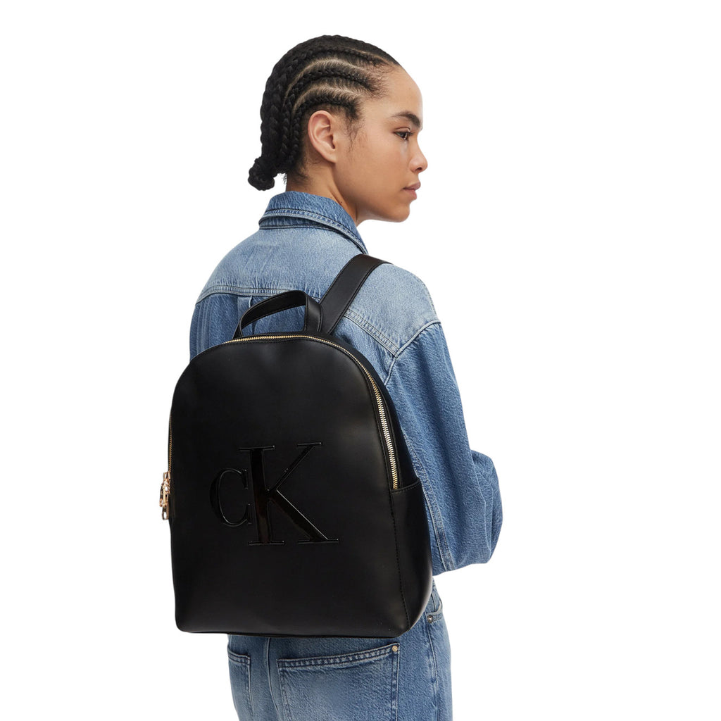Calvin Klein — Sac noir réf. BOLD CK BACKPACK femme — vue 5