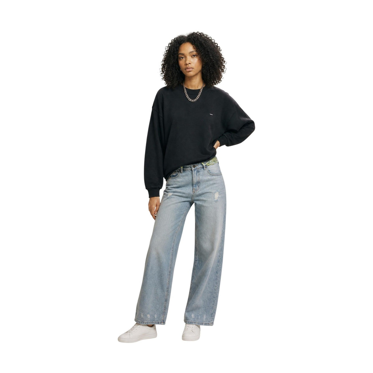 Levi’s — Women’s black round-neck sweatshirt — view 4