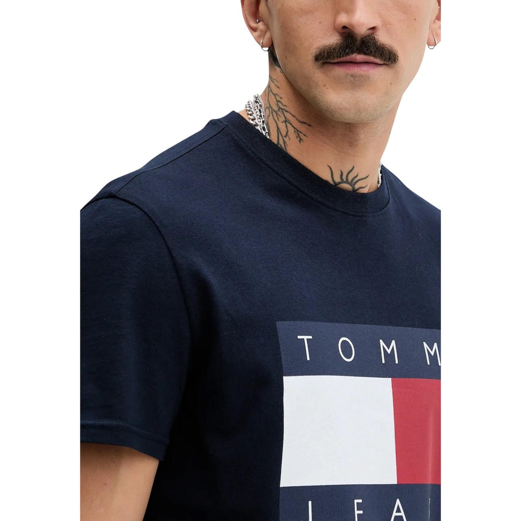 Tommy Jeans — T-shirt DM0DM22645 blauw van biologisch katoen voor heren — afbeelding 4