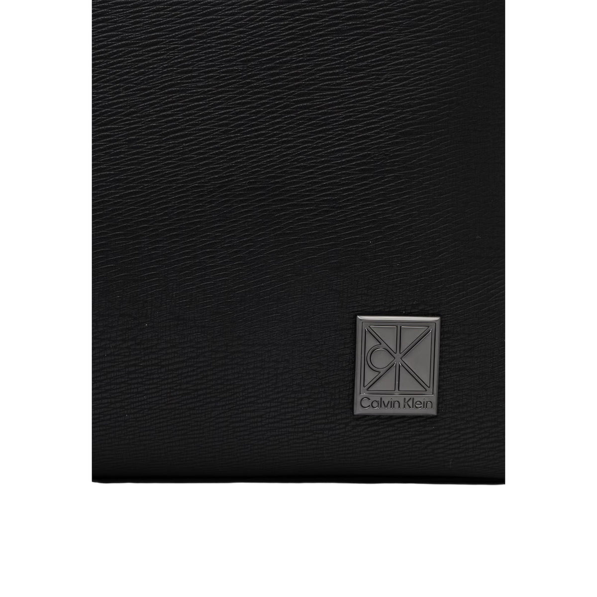Calvin Klein — Sac noir réf. EMBLEM HW FLAP BACKPACK homme — vue 4