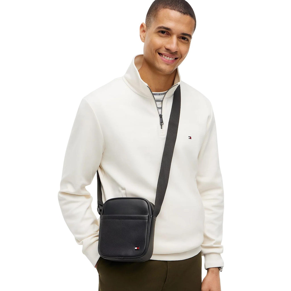 Tommy Hilfiger — Schwarze Foundation Mini Herrentasche — Ansicht 2