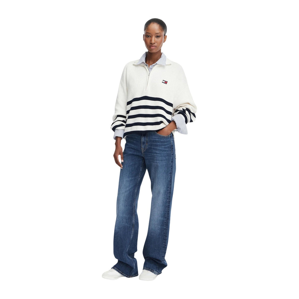 Tommy Jeans — Gestreepte witte trui van biologisch katoen voor dames — afbeelding 2