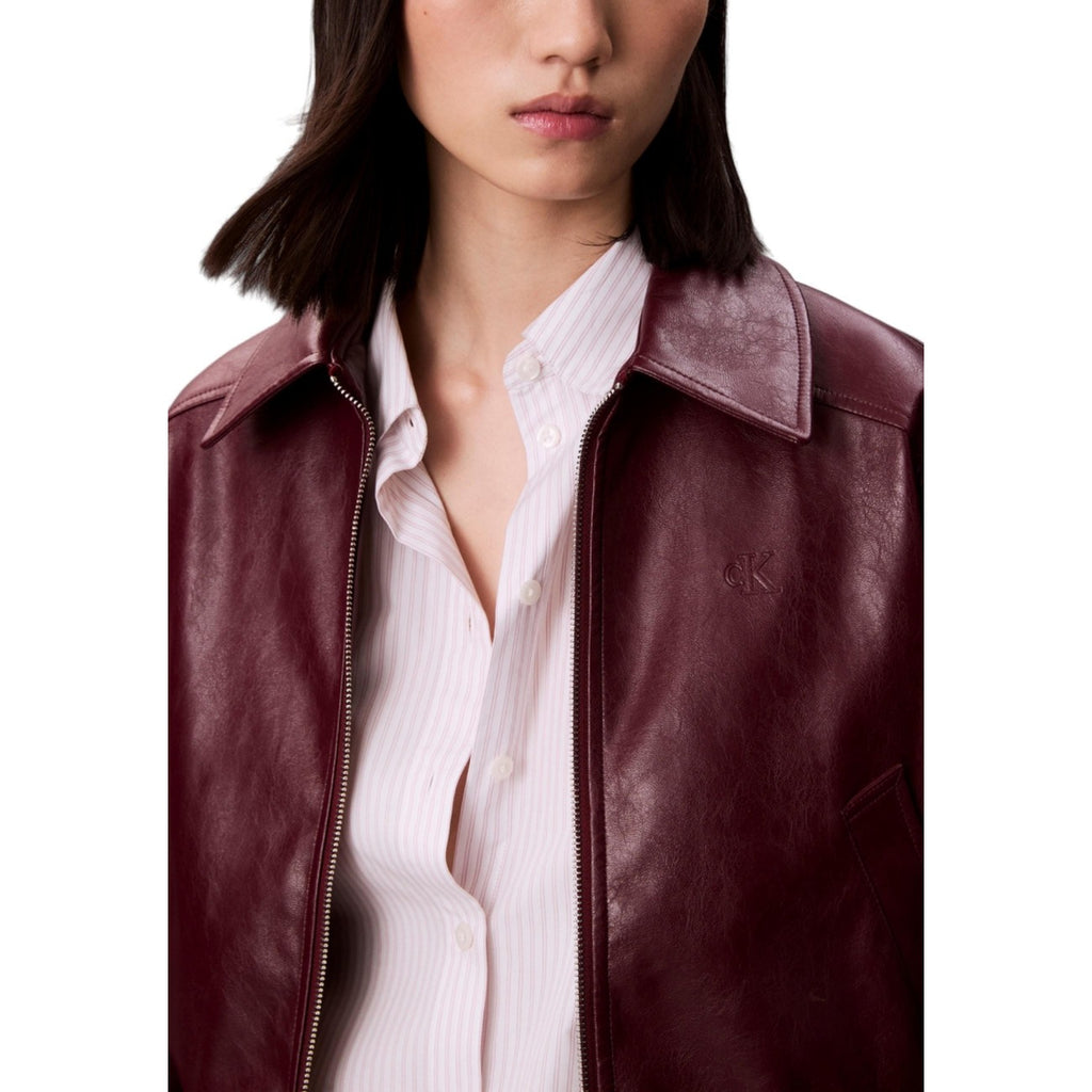 Calvin Klein Jeans – Kurze Bomberjacke in Lederoptik für Damen, Bordeaux — Ansicht 2